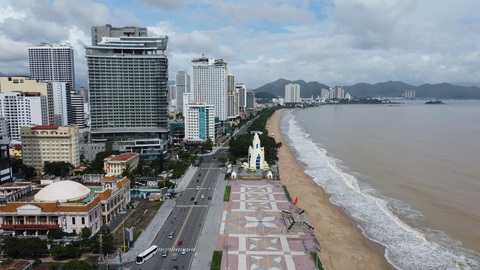 Giải chạy Unique Nha Trang H-Marathon 2024 dọc bờ biển- Ảnh 1. Giải chạy Unique Nha Trang H-Marathon 2024 diễn ra dọc tuyến đường ven biển, theo hướng từ nhà hát Đó đến quảng trường 2 Tháng 4 - Ảnh: TRẦN HƯỚNG