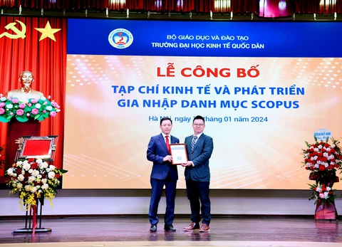 Tạp chí của Trường đại học Kinh tế quốc dân chính thức gia nhập danh mục Scopus- Ảnh 2. Ông Stan Lee (phải), giám đốc Emerald khu vực châu Á - Thái Bình Dương, trao chứng nhận cho GS.TS Lê Quốc Hội - tổng biên tập tạp chí Kinh Tế Và Phát Triển - Ảnh: BTC