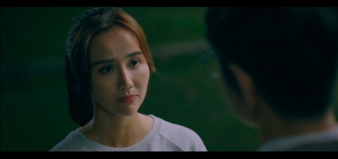 Khán giả nhặt loạt sạn từ phim Huyền Lizzie, Mạnh Trường- Ảnh 3. Dương bị soi có nhiều hành động bất hợp lý