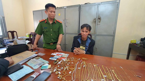 Điềm và tang vật từ vụ nhập nha tiệm vàng khoắng tài sản - Ảnh: SỸ ĐỨC Điềm và tang vật từ vụ nhập nha tiệm vàng khoắng tài sản - Ảnh: SỸ ĐỨC