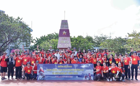 Đoàn kiều bào thăm Trường Sa và nhà giàn DK1 vào tháng 4-2023 - Ảnh: baochinhphu.vn Đoàn kiều bào thăm Trường Sa và nhà giàn DK1 vào tháng 4-2023 - Ảnh: baochinhphu.vn