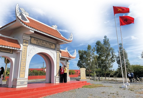 Tác giả chụp cùng đại sứ Đặng Thu Hà tại cổng Việt Nam, làng Douar Sfari, trị trấn Ameur Seflia (tỉnh Kenitra, Morocco) đã được khánh thành tháng 11-2022 - Ảnh: CC Tác giả chụp cùng đại sứ Đặng Thu Hà tại cổng Việt Nam, làng Douar Sfari, trị trấn Ameur Seflia (tỉnh Kenitra, Morocco) đã được khánh thành tháng 11-2022 - Ảnh: CC