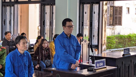 Bán đất ‘ảo’ để lừa tiền người dân, chủ tịch công ty bất động sản lĩnh 20 năm tù- Ảnh 1. Tống Phước Hoàng Hưng (đứng) - nguyên chủ tịch hội đồng quản trị Công ty bất động sản Khải Tín - tại tòa - Ảnh: NHẬT LINH