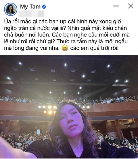 Mỹ Tâm chụp ảnh selfie cùng fan, gây sốt vì một biểu cảm- Ảnh 1. Mỹ Tâm đăng status tự vấn: vì sao bức ảnh