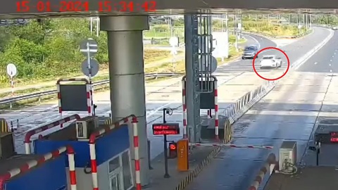 Chạy ngược chiều trên đường dẫn cao tốc vì... xe không đủ tiền qua trạm thu phí- Ảnh 1. Ô tô chạy ngược chiều trên đường dẫn cao tốc - Ảnh: C08