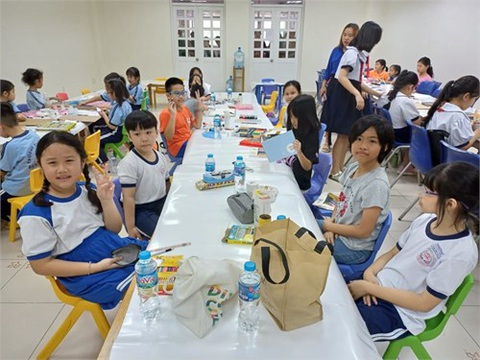 57 học sinh bị đau bụng, sốt, phụ huynh nghi bị ngộ độc thực phẩm- Ảnh 1. Học sinh Trường tiểu học Nguyễn Hiền trong một hoạt động học tập - Ảnh: NTCC