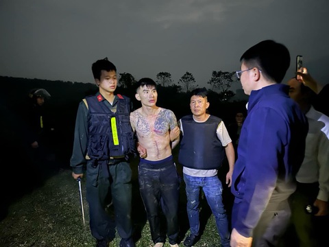200 cảnh sát, dân quân vây bắt đối tượng dùng súng côn bắn công an để tẩu thoát- Ảnh 2. Giám đốc Công an tỉnh Phú Thọ (đeo kính) trực tiếp chỉ đạo vây bắt Vũ - Ảnh: NGUYỄN CHUNG