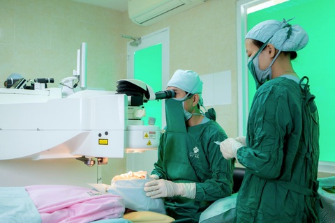 Nhiều kỹ thuật nhãn khoa tân tiến được triển khai trong năm 2023- Ảnh 1. Bệnh viện Mắt Sài Gòn Cần Thơ triển khai phương pháp điều trị tật khúc xạ - Mono-vision và PresbyMAX