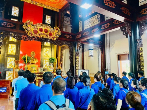Phát huy giá trị di tích lịch sử - văn hóa gắn với phát triển du lịch- Ảnh 2. Các đoàn viên tham gia các hoạt động về nguồn để tìm hiểu thêm các giá trị lịch sử tại quê hương - Ảnh: MICE Traver