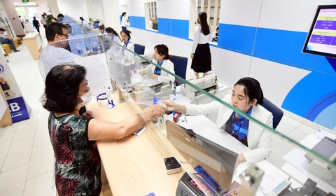 Khách hàng giao dịch tại phòng giao dịch của Ngân hàng Á Châu (ACB) tại quận 1, TP.HCM - Ảnh: QUANG ĐỊNH Khách hàng giao dịch tại phòng giao dịch của Ngân hàng Á Châu (ACB) tại quận 1, TP.HCM - Ảnh: QUANG ĐỊNH