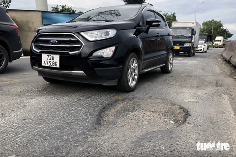 Cử tri kêu quốc lộ 51 xuống cấp, bộ trưởng nói đã bố trí 8,3 tỉ đồng để sửa- Ảnh 1. Quốc lộ 51 xuất hiện nhiều vị trí hư hỏng, chưa được duy tu sau khi dừng thu phí - Ảnh: A.LỘC