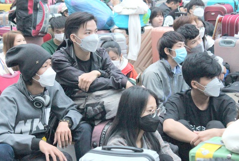 Nhiều bạn trẻ xa quê vào những TP lớn học tập, làm ăn về quê trên những chuyến xe Tết miễn phí - Ảnh: Q.L. Nhiều bạn trẻ xa quê vào những TP lớn học tập, làm ăn về quê trên những chuyến xe Tết miễn phí - Ảnh: Q.L.