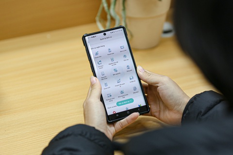 Các bộ ngành đang phối hợp vận động người dân nhận trợ cấp xã hội qua tài khoản ngân hàng, không dùng tiền mặt - Ảnh: HÀ QUÂN Các bộ ngành đang phối hợp vận động người dân nhận trợ cấp xã hội qua tài khoản ngân hàng, không dùng tiền mặt - Ảnh: HÀ QUÂN