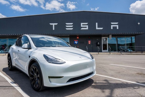 Mỗi ngày tiêu 1 triệu USD, phải mất 673 năm Elon Musk mới hết tiền- Ảnh 2. Giá cổ phiếu Tesla sụt giảm được cho là đến từ hàng loạt tin tiêu cực đổ xuống: Xe điện tiếp tục giảm giá ở Trung Quốc làm xói mòn lợi nhuận, chi phí lao động tăng cao, nhu cầu về xe điện đang tăng trưởng chậm lại, đặc biệt là ở Mỹ - Ảnh: Investopedia