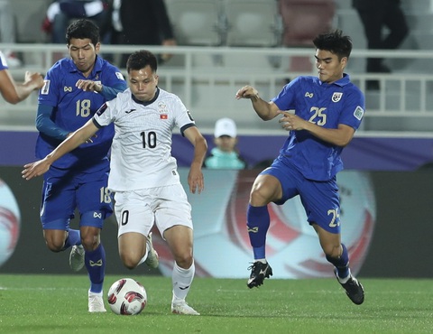 Thái Lan là đội Đông Nam Á đầu tiên thắng ở Asian Cup 2023- Ảnh 2. Nhạc trưởng Alykylov của Kyrgyzstan hoàn toàn mờ nhạt - Ảnh: HOÀNG TUẤN