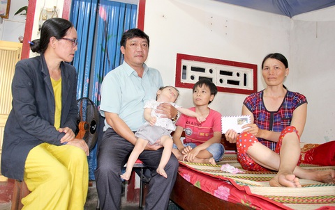 Thầy Hy đến thăm và trao quà cho mẹ con chị Đặng Thị Thanh Dung có hoàn cảnh khó khăn - Ảnh: T.M. Thầy Hy đến thăm và trao quà cho mẹ con chị Đặng Thị Thanh Dung có hoàn cảnh khó khăn - Ảnh: T.M.