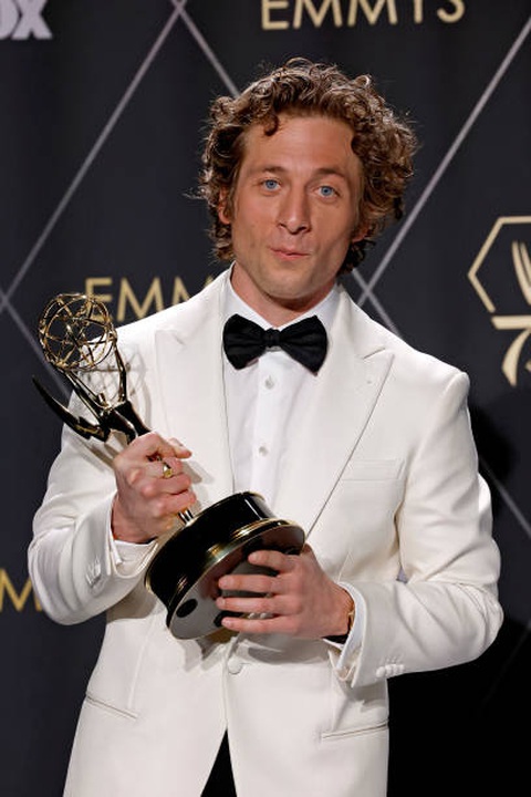 Succession và phim có diễn viên gốc Việt thắng lớn tại Emmy 2024- Ảnh 4. Diễn viên Jeremy Allen White liên tục công phá các giải thưởng hàn lâm năm nay nhờ vai diễn xuất thần trong The Bear - Ảnh: Getty Images