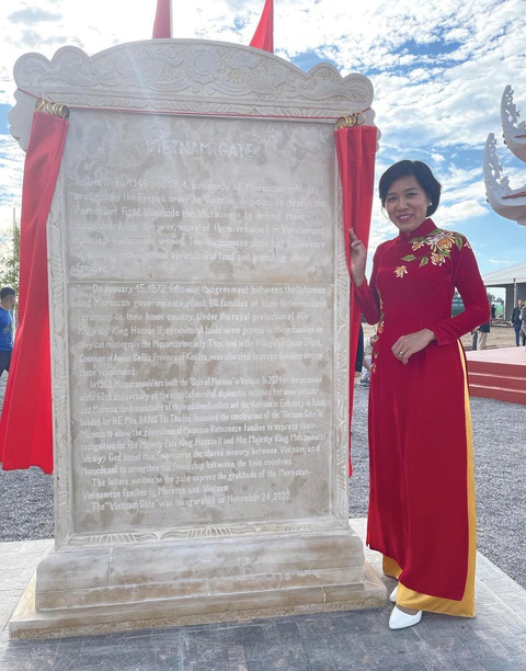 Đại sứ Đặng Thu Hà với tấm bia ghi lịch sử cổng làng Việt - Ảnh: CC Đại sứ Đặng Thu Hà với tấm bia ghi lịch sử cổng làng Việt - Ảnh: CC