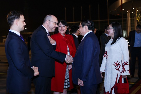 Thủ tướng Phạm Minh Chính và phu nhân lên đường sang châu Âu- Ảnh 2. Đại sứ ba nước Thụy Sĩ, Hungary và Romania ra sân bay tiễn Thủ tướng Phạm Minh Chính và phu nhân - Ảnh: NHẬT BẮC