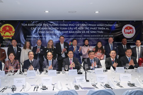 Thủ tướng Phạm Minh Chính tọa đàm với các tập đoàn hàng đầu thế giới- Ảnh 1. Thủ tướng Phạm Minh Chính chụp ảnh cùng các đại biểu tại tọa đàm ngày 16-1 ở Thụy Sĩ - Ảnh: NHẬT BẮC
