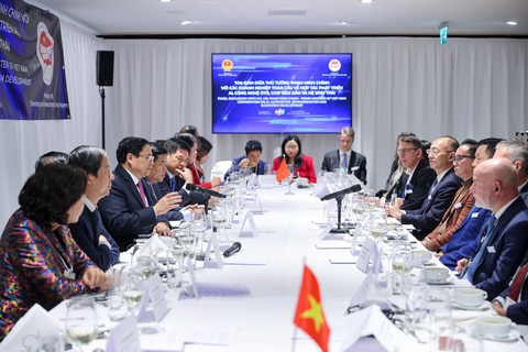 Thủ tướng Phạm Minh Chính tọa đàm với các tập đoàn hàng đầu thế giới- Ảnh 3. Thủ tướng Phạm Minh Chính thông tin với các đại diện doanh nghiệp - Ảnh: NHẬT BẮC