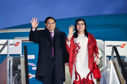 Thủ tướng Phạm Minh Chính đến Thụy Sĩ, bắt đầu dự WEF Davos 2024- Ảnh 1. Thủ tướng Phạm Minh Chính và phu nhân vẫy tay chào khi đến Zurich - Ảnh: NHẬT BẮC