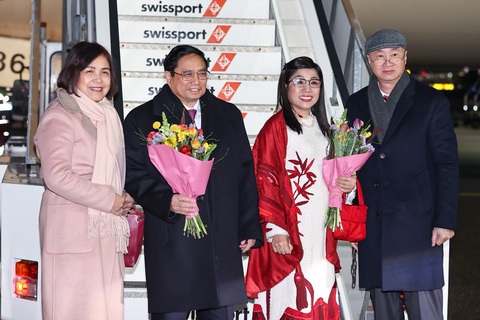 Thủ tướng Phạm Minh Chính đến Thụy Sĩ, bắt đầu dự WEF Davos 2024- Ảnh 2. Đại sứ Phùng Thế Long và Đại sứ Lê Thị Tuyết Mai đón Thủ tướng Phạm Minh Chính và phu nhân tại sân bay - Ảnh: NHẬT BẮC