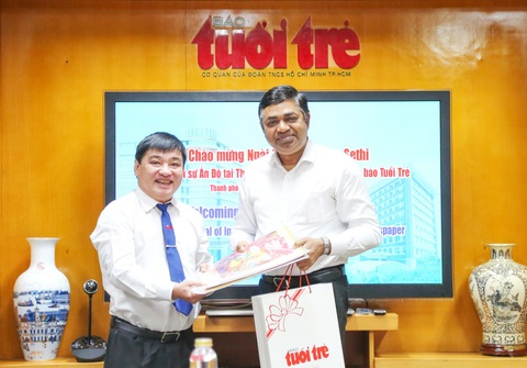 Tổng biên tập báo Tuổi Trẻ Lê Thế Chữ tiếp Tổng lãnh sự Ấn Độ tại TP.HCM, ông Madan Mohan Sethi, ngày 16-1 - Ảnh: PHƯƠNG QUYÊN Tổng biên tập báo Tuổi Trẻ Lê Thế Chữ tiếp Tổng lãnh sự Ấn Độ tại TP.HCM, ông Madan Mohan Sethi, ngày 16-1 - Ảnh: PHƯƠNG QUYÊN