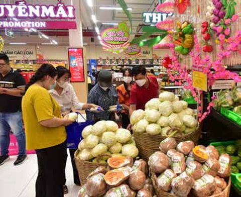 Bí quyết sắm Tết tiết kiệm- Ảnh 2. Đa dạng các mặt hàng Tết được giảm giá tới sâu tại hệ thống siêu thị thuộc Saigon Co.op - Ảnh: TRẦN TIẾN DŨNG