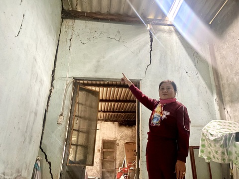 Nhà cửa của người dân khu tái định cư Hòa Liên 4 bị nứt toác do sụt lún - Ảnh: TRƯỜNG TRUNG Nhà cửa của dân khu tái định cư Hòa Liên 4 bị nứt toác do sụt lún - Ảnh: TRƯỜNG TRUNG