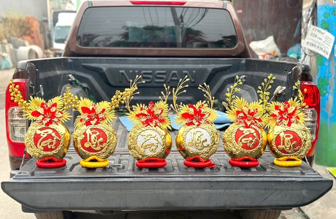 Trái dừa mạ vàng đắp chữ nổi được nhiều người ưa chuộng ở chợ Tết - Ảnh: N.Xuân Trái dừa mạ vàng đắp chữ nổi được nhiều người ưa chuộng ở chợ Tết - Ảnh: N.Xuân