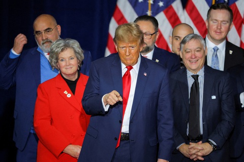 Ông Trump thắng áp đảo trong cuộc bỏ phiếu chọn ứng viên đầu tiên của đảng Cộng hòa ở bang Iowa, ngày 15-1 - Ảnh: REUTERS Ông Trump thắng áp đảo trong cuộc bỏ phiếu chọn ứng viên đầu tiên của Đảng Cộng hòa ở bang Iowa, ngày 15-1 - Ảnh: REUTERS