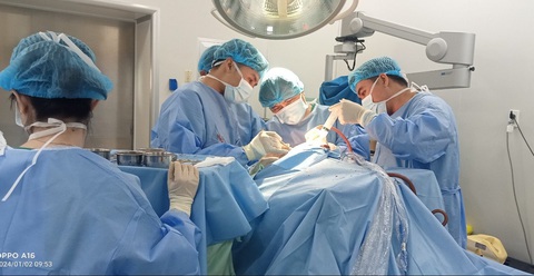 Cắt khối u não khổng lồ cho người đàn ông 65 tuổi- Ảnh 1. Các bác sĩ đang phẫu thuật cho bệnh nhân Thanh - Ảnh: NGỌC CƯỜNG