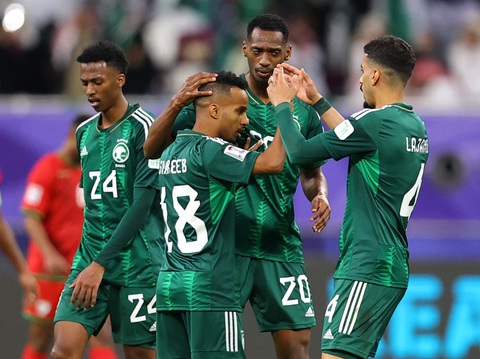 Tin tức thể thao sáng 17-1: Saudi Arabia thắng ngược Oman ở Asian Cup- Ảnh 1. Niềm vui của các cầu thủ Saudi Arabia sau khi ghi bàn vào lưới Oman - Ảnh: REUTERS