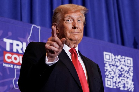 Ông Trump đối mặt thử thách lớn hơn ở New Hampshire- Ảnh 1. Ông Donald Trump tại buổi vận động tranh cử trước cuộc bầu cử sơ bộ ở thị trấn Atkinson, bang New Hampshire hôm 16-1 - Ảnh: REUTERS