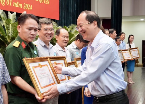 Tạo mọi điều kiện để người dân nêu ý kiến về các chính sách còn bất cập- Ảnh 1. Thành ủy TP.HCM đã trao tặng bằng khen cho 114 tập thể và 11 cá nhân có thành tích xuất sắc trong 10 năm thực hiện quyết định 217, 218 - Ảnh: HỮU HẠNH
