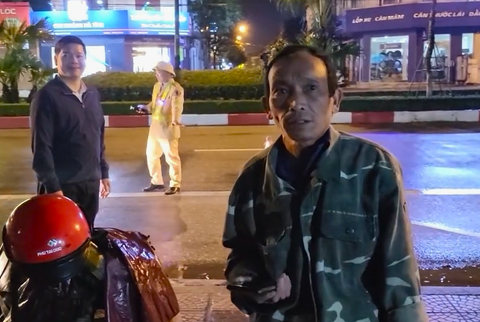 Giám đốc Công an Hà Tĩnh quyết định không thổi nồng độ cồn với người thợ xây chất phác- Ảnh 1. Người đàn ông tên Sử do uống quá say nên không nhớ đường về - Ảnh: Cắt từ clip
