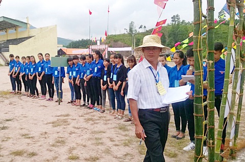 Thầy Nguyễn Ngọc Sáng chấm thi một hội trại của học sinh Trường THPT Nông Sơn - Ảnh: tư liệu Thầy Nguyễn Ngọc Sáng chấm thi một hội trại của học sinh Trường THPT Nông Sơn - Ảnh: tư liệu