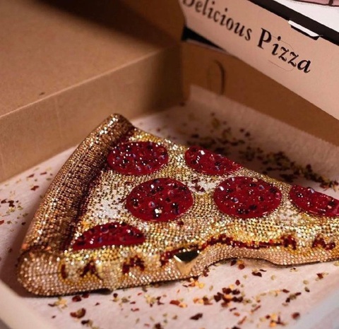 Ảnh vui 17-1: Vừa mừng hạnh phúc, vừa 'cấn' được nợ- Ảnh 6. Chiếc bánh pizza dành cho người giàu.