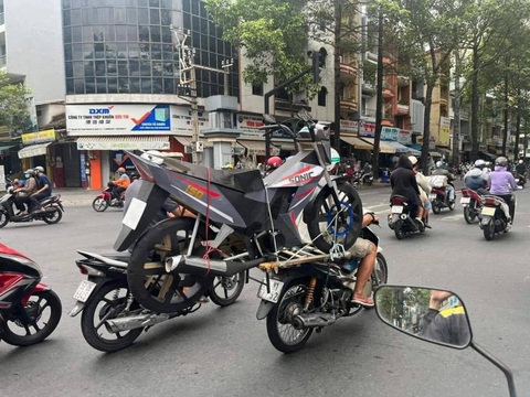 Ảnh vui 17-1: Vừa mừng hạnh phúc, vừa 'cấn' được nợ- Ảnh 5. Trần sao âm vậy.