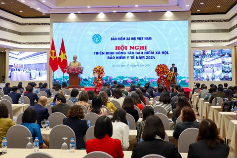 Hội nghị do ngành bảo hiểm xã hội tổ chức kết hợp trực tiếp và trực tuyến - Ảnh: HÀ QUÂN Hội nghị do ngành bảo hiểm xã hội tổ chức kết hợp trực tiếp và trực tuyến - Ảnh: HÀ QUÂN