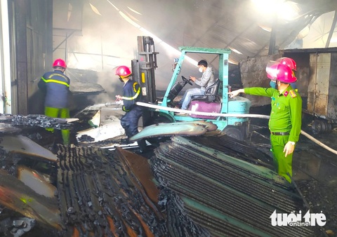 Xưởng gỗ cháy dữ dội, hàng trăm cảnh sát được huy động dập lửa- Ảnh 2. Lực lượng cảnh sát nỗ lực dập lửa tại hiện trường - Ảnh: LÊ MINH