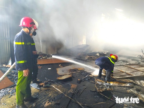 Xưởng gỗ cháy dữ dội, hàng trăm cảnh sát được huy động dập lửa- Ảnh 7. Lực lượng cứu hộ tích cực dọn dẹp hiện trường - Ảnh: LÊ MINH