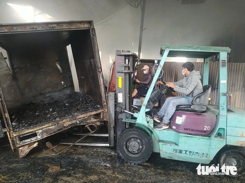 Xưởng gỗ cháy dữ dội, hàng trăm cảnh sát được huy động dập lửa- Ảnh 8. Vụ cháy gây thiệt hại về tài sản cho chủ xưởng - Ảnh: LÊ MINH
