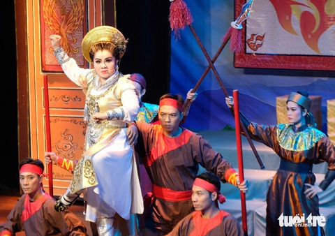 Tú Sương gây dấu ấn với vai Bùi Thị Xuân trong vở Xuân về trên đất Thăng Long - Ảnh: LINH ĐOAN Tú Sương gây dấu ấn với vai Bùi Thị Xuân trong vở Xuân về trên đất Thăng Long - Ảnh: LINH ĐOAN