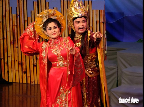 Nghệ sĩ Trinh Trinh và Kim Nhuận Phát trong vở Xuân về trên đất Thăng Long của Đoàn Đồng ấu Bạch Long - Ảnh: LINH ĐOAN Nghệ sĩ Trinh Trinh và Kim Nhuận Phát trong vở Xuân về trên đất Thăng Long của Đoàn Đồng ấu Bạch Long - Ảnh: LINH ĐOAN