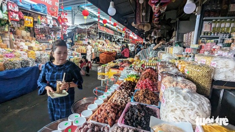Chợ Đông Ba treo thưởng 500.000 đồng cho người phát hiện tiểu thương 'chặt chém'- Ảnh 1. Hàng hóa tại quầy bán bánh kẹo, mứt Tết ở chợ Đông Ba (TP Huế) được niêm yết giá - Ảnh: NHẬT LINH