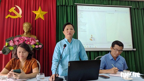Chợ Đông Ba treo thưởng 500.000 đồng cho người phát hiện tiểu thương 'chặt chém'- Ảnh 2. Bà Hoàng Thị Như Thanh (giữa) - trưởng ban quản lý chợ Đông Ba - trong cuộc họp thông báo với tiểu thương thông tin treo thưởng 500.000 đồng cho người phát hiện tình trạng "chặt chém" ở chợ - Ảnh: NHẬT LINH
