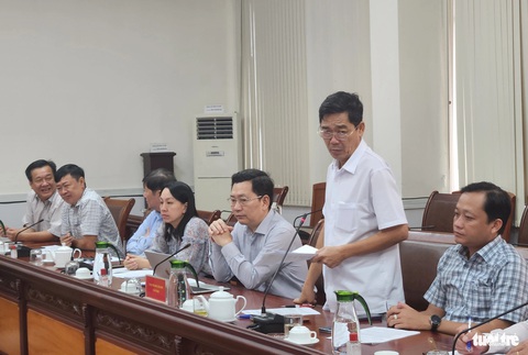 18 cống hạn mặn không hoạt động được vì chưa có điện- Ảnh 4. Ông Nguyễn Văn Tư - giám đốc Ban quản lý dự án đầu tư và xây dựng nông nghiệp tỉnh Kiên Giang - cho biết có 18 cống ngăn mặn xây dựng xong nhưng không có điện - Ảnh: BỬU ĐẤU