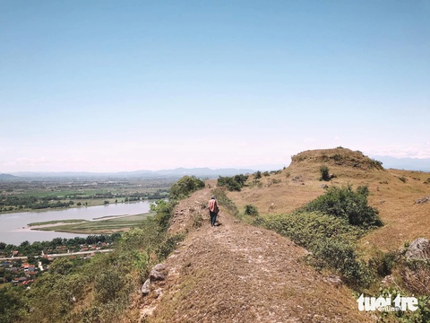 Lam Thành: Chiến địa giao tranh ác liệt giữa nghĩa quân Lam Sơn và nhà Minh đang bị lãng quên?- Ảnh 6. Thành được xây từ chân núi lên đỉnh núi theo hai hướng đông và tây như hai cánh tay khổng lồ, bên dưới là nơi hợp lưu của ba con sông (sông Lam, sông La, sông Ngàn Phố) - Ảnh: ĐẬU DUNG